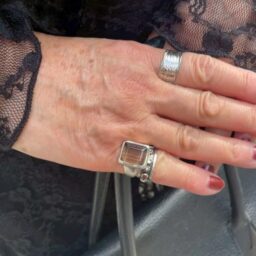 「手元は人差し指とピンキーでリングを。ストーンのピンキーリングは『cushka』のもので最近気に入っています」