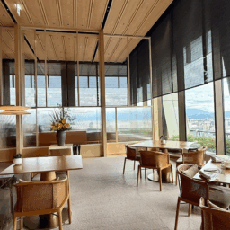 明るい光につつまれた店内