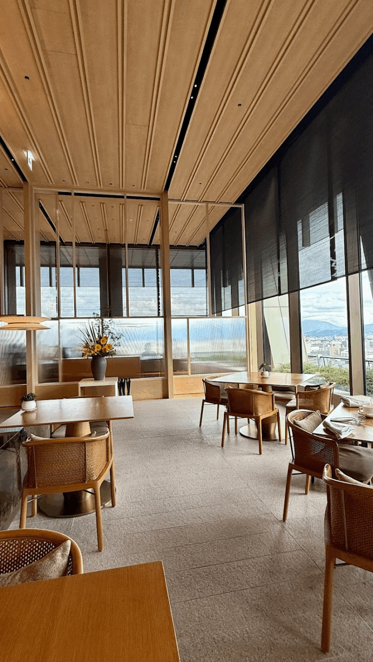 明るい光につつまれた店内