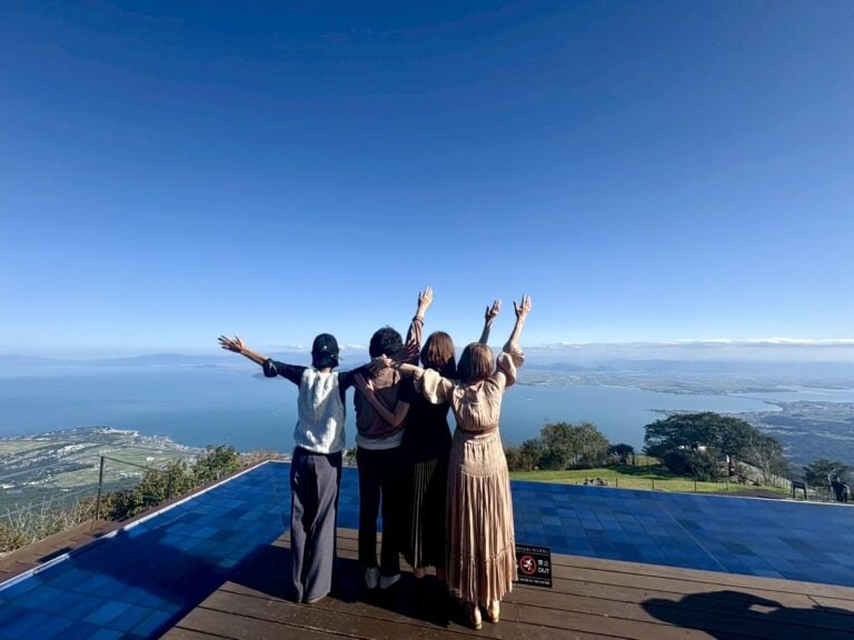 琵琶湖の前で記念撮影