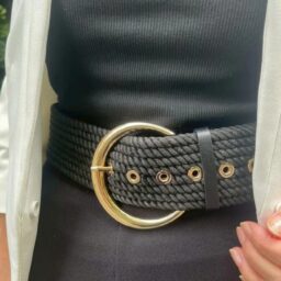 「個性的なベルトは『ZARA』のもの。ベルトでウエスト位置を示すことでより、脚長効果を出せるようにしました」