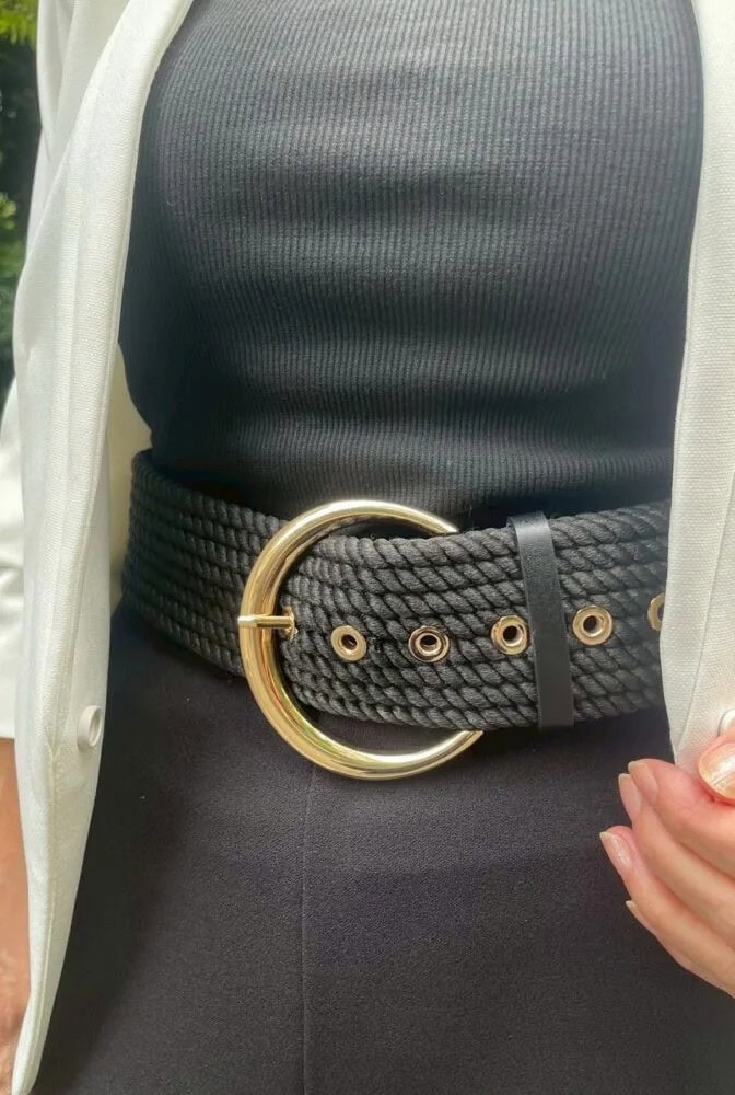 「個性的なベルトは『ZARA』のもの。ベルトでウエスト位置を示すことでより、脚長効果を出せるようにしました」