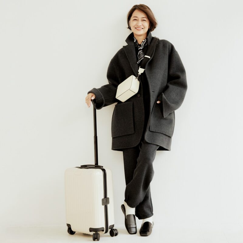 【60代おしゃれ】冬の韓国旅行は「セットアップ」とあったか「アウター」で！人気モデル富岡佳子さんの便利な「愛用グッズ」も拝見