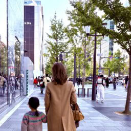 御堂筋を歩くTOMOKO SHINOBEさん