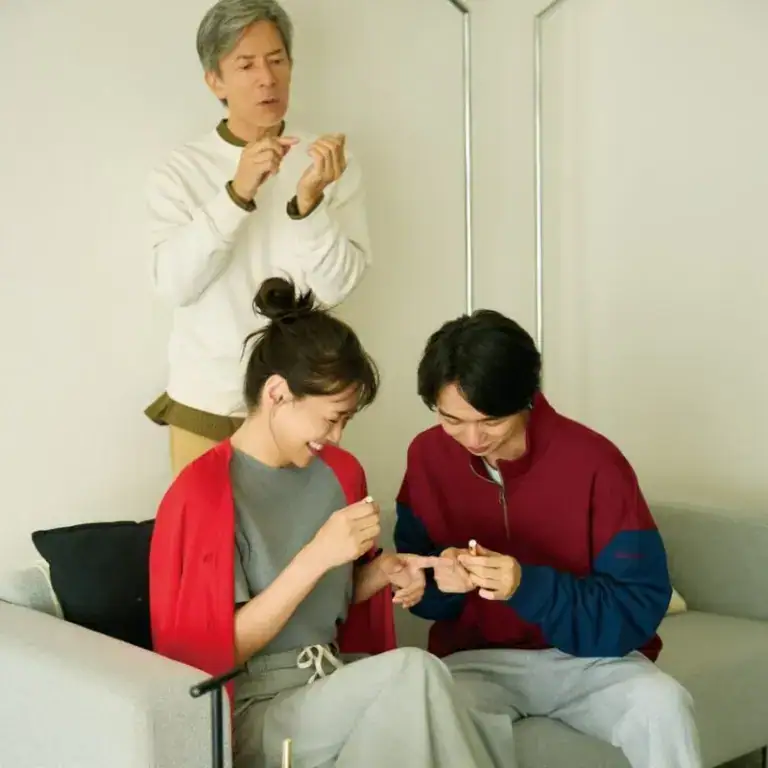 【第6位】【60代ファッション】この秋はトレンドの「赤」カーディガンで決まり！60代のおしゃれを底上げする「差し色」コーデ【60代秋の着まわし30days Day5】