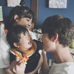 映画『佐藤さんと佐藤さん』より子どもをあやすサチ（岸井ゆきの）とタモツ（宮沢氷魚）