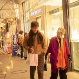 映画『TOKYOタクシー』より横浜を歩くタクシー運転手の浩二（木村拓哉）とすみれ（倍賞千恵子）