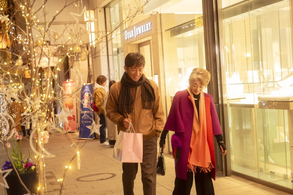 映画『TOKYOタクシー』より横浜を歩くタクシー運転手の浩二（木村拓哉）とすみれ（倍賞千恵子）