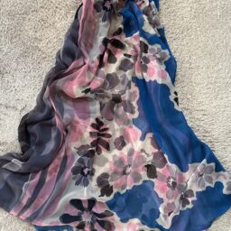 ブルー、ピンクを基調とした大きめの花柄スカート