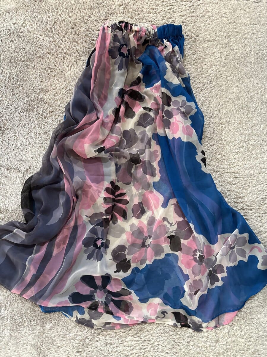 ブルー、ピンクを基調とした大きめの花柄スカート