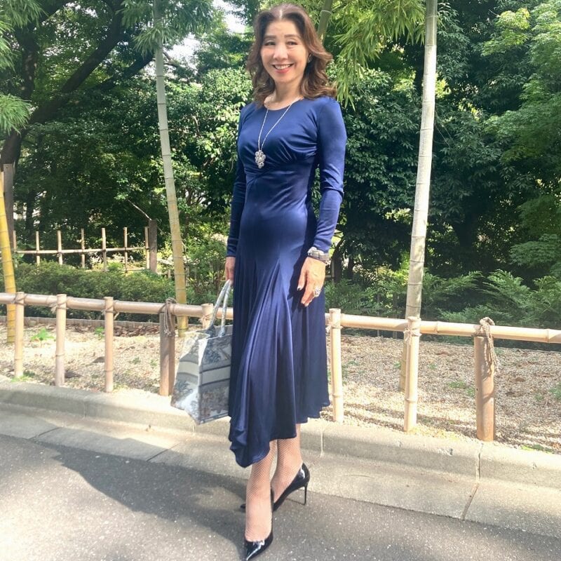 【60代お手本スナップ】ワンピースでスタイルアップを狙うなら？体のラインをあえて見せた大人のエレガントなボディコンシャスファッション