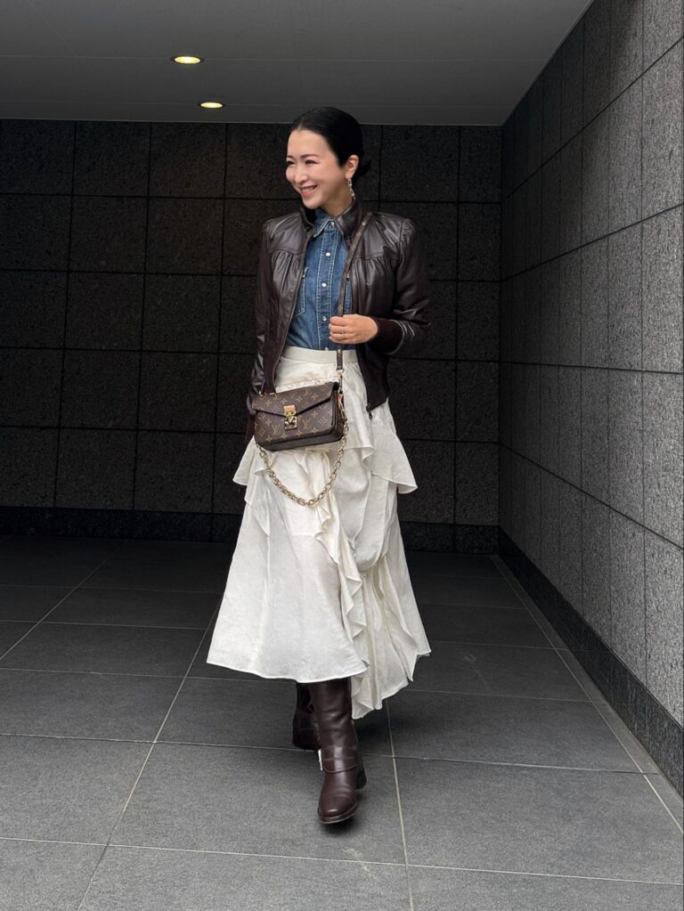 Boulson／MARELLA、Denim Shirts／ POLO RALPH LAUREN、Skirt／ AKIRANAKA、Boots／Sergio Rossi、Bag／LOUIS VUITTON