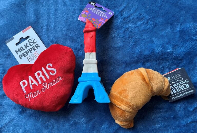 犬用のおもちゃ。（左から）９€、9€、13€