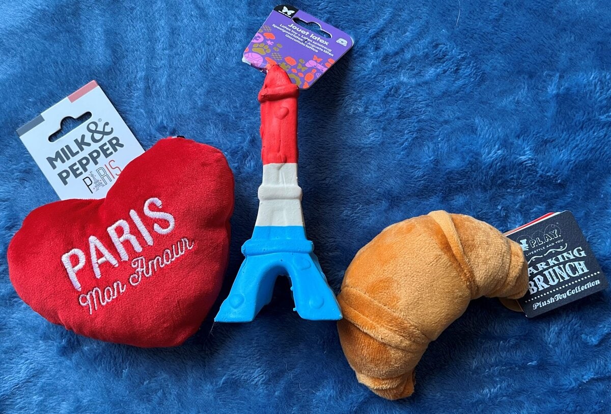 犬用のおもちゃ。（左から）９€、9€、13€