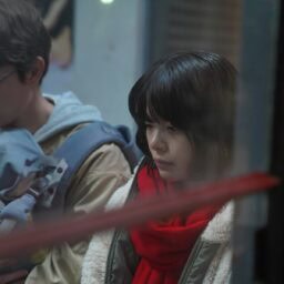 映画『佐藤さんと佐藤さん』より気持ちがすれ違い始めたタモツ（宮沢氷魚）とサチ（岸井ゆきの）