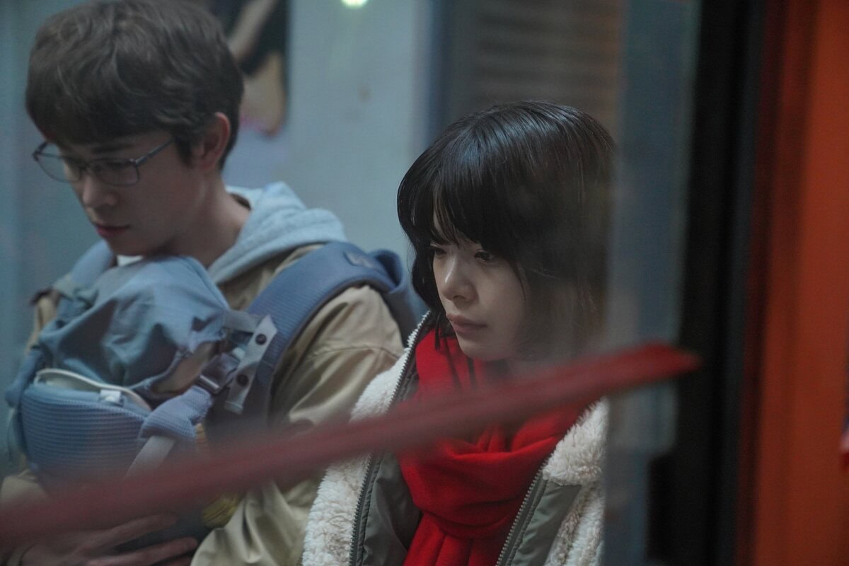 映画『佐藤さんと佐藤さん』より気持ちがすれ違い始めたタモツ（宮沢氷魚）とサチ（岸井ゆきの）