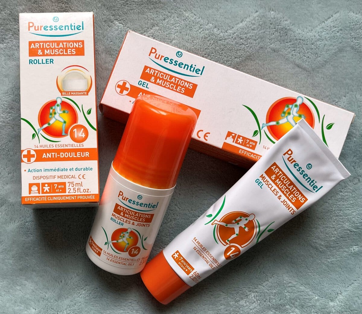 必ず携帯する、肩こりや首凝りに効くクリームとロールオン。