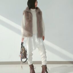 フェイクファージレ／H＆M(new)、ニット／TOMORROWLAND、レースキャミ／ZARA(new)、スウェットパンツ／UNIQLO、バッグ／Louis Vuitton、レースアップブーツ／timberland