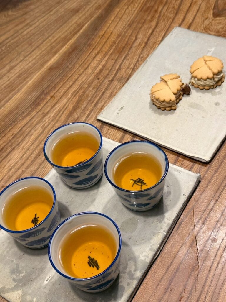 スパイスティとCHERIEのビスケット