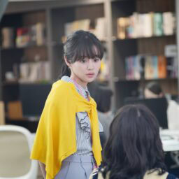 映画『佐藤さんと佐藤さん』よりサチの同僚・篠田（藤原さくら）