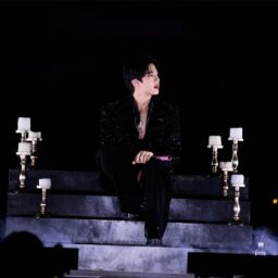 「Background」を歌うJIN