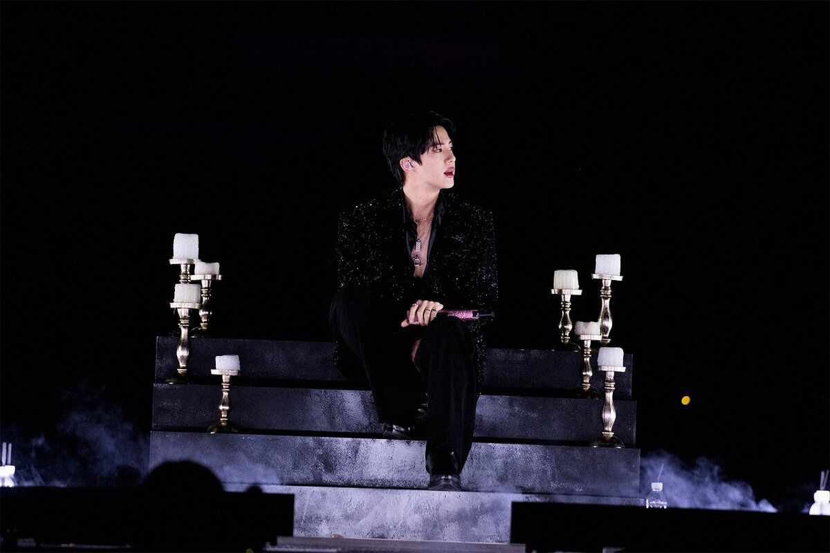 「Background」を歌うJIN