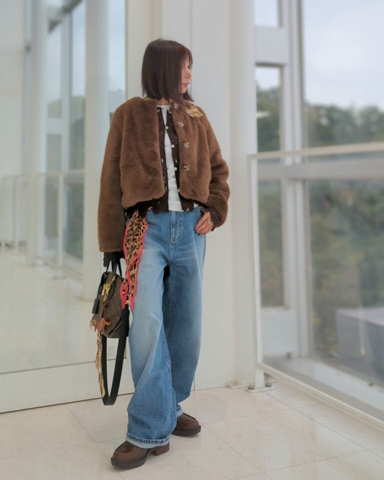 フェイクファージャケット/H&M(New)、レースカーデ/H&M(New)、スカーフ/H&M(New)、デニム/oksoon、バッグ/Louis Vuitton、バッグチャーム/ZARA、コインローファー/RAGEBLUE(New)