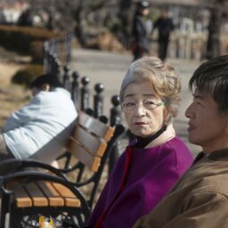映画『TOKYOタクシー』より不忍池のベンチに座るすみれ（倍賞千恵子）とタクシー運転手の浩二（木村拓哉）