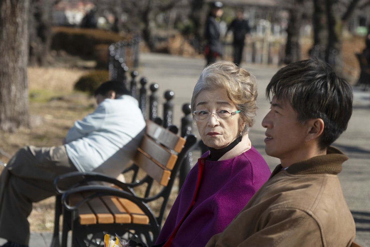 映画『TOKYOタクシー』より不忍池のベンチに座るすみれ（倍賞千恵子）とタクシー運転手の浩二（木村拓哉）