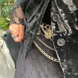 「真っ黒だけだとつまらないからメダルのついたチェーンベルトでウエストにも面白さをプラスしてみました」