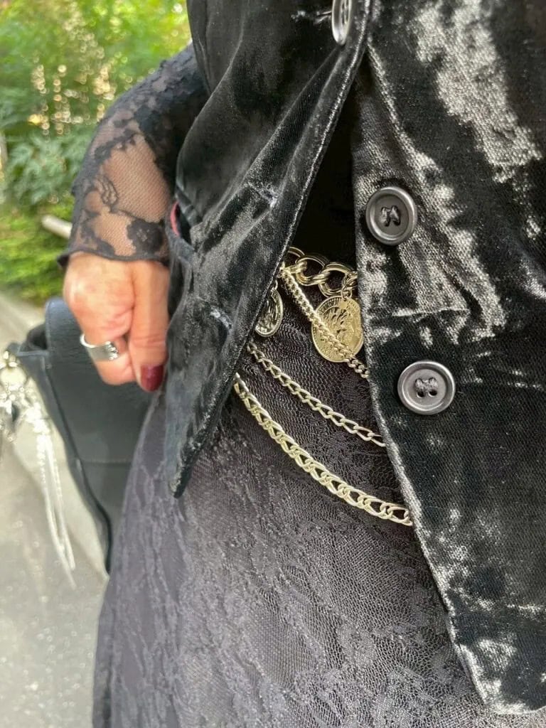 「真っ黒だけだとつまらないからメダルのついたチェーンベルトでウエストにも面白さをプラスしてみました」