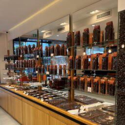 老舗チョコレート店「REGIS 」の店内