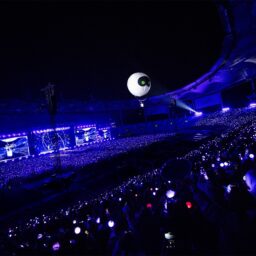 気球に乗ってサプライズ登場したJIN