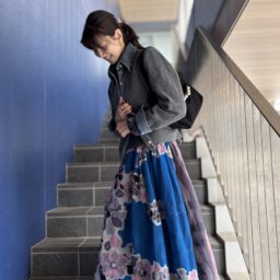 ブルー、ピンクを基調とした大きめの花柄スカート