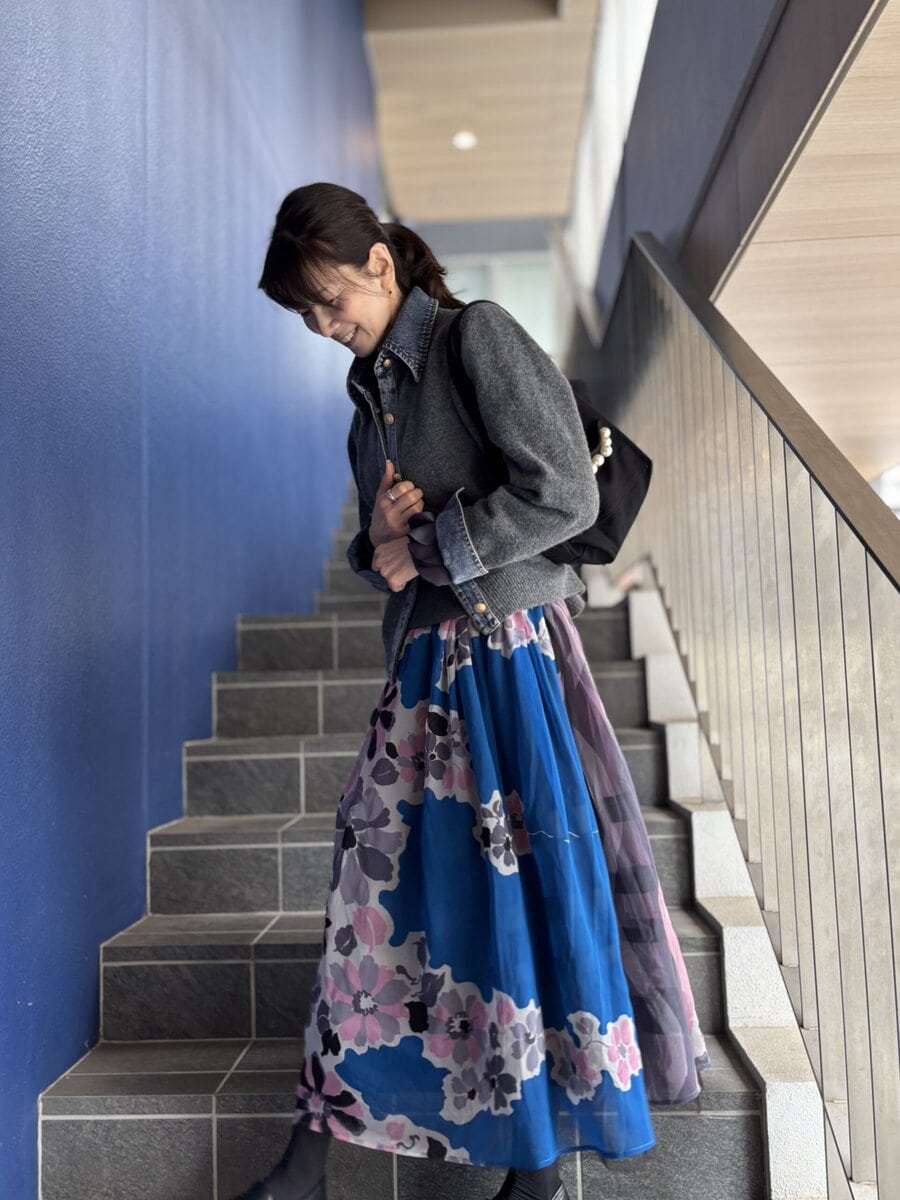 ブルー、ピンクを基調とした大きめの花柄スカート