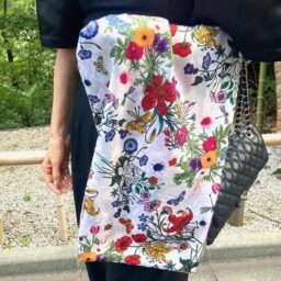 「フラワープリントのスカーフはこの春にイタリア・フィレンツェに旅行に行った際、路面店で一目惚れで購入したもの。寒かったら肩からかけようと持ってきました。大判のスカーフ一枚持ち歩くと、この時期は安心感がありますよね。手に持っても目立つデザインのものを選んでワンポイントに」