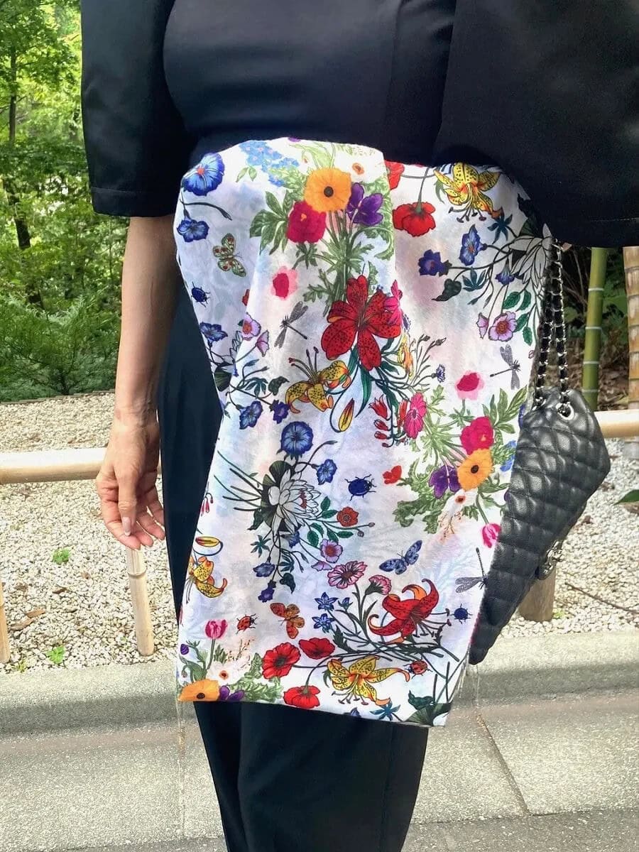 「フラワープリントのスカーフはこの春にイタリア・フィレンツェに旅行に行った際、路面店で一目惚れで購入したもの。寒かったら肩からかけようと持ってきました。大判のスカーフ一枚持ち歩くと、この時期は安心感がありますよね。手に持っても目立つデザインのものを選んでワンポイントに」