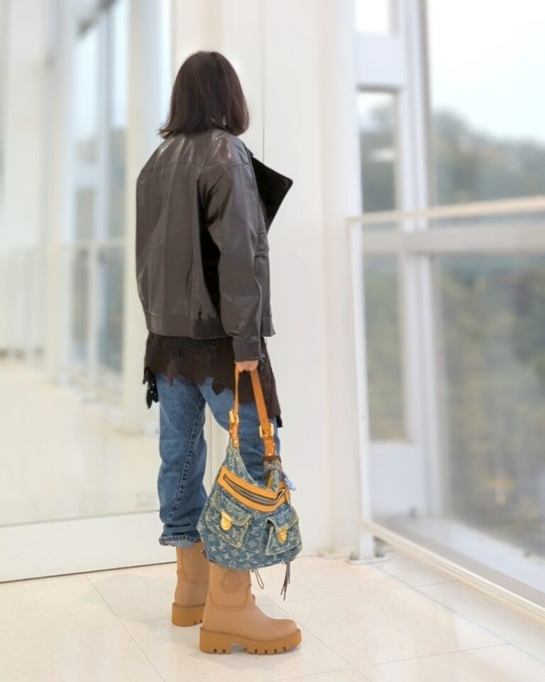 フェイクレザーブルゾン／H＆M(new)、レースカーデ／H＆M(new)、デニム／UG(new)、デニムバッグ／Louis Vuitton、ブーツ／MONCLER(new)