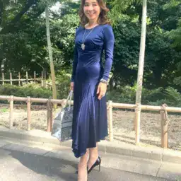 【第9位】【60代お手本スナップ】ワンピースでスタイルアップを狙うなら？体のラインをあえて見せた大人のエレガントなボディコンシャスファッション