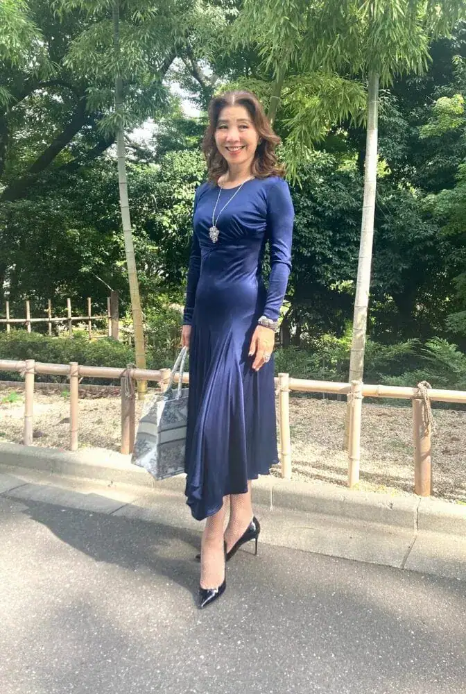 【第9位】【60代お手本スナップ】ワンピースでスタイルアップを狙うなら？体のラインをあえて見せた大人のエレガントなボディコンシャスファッション