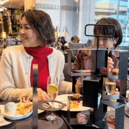 黒のスタンドにスイーツが映えます