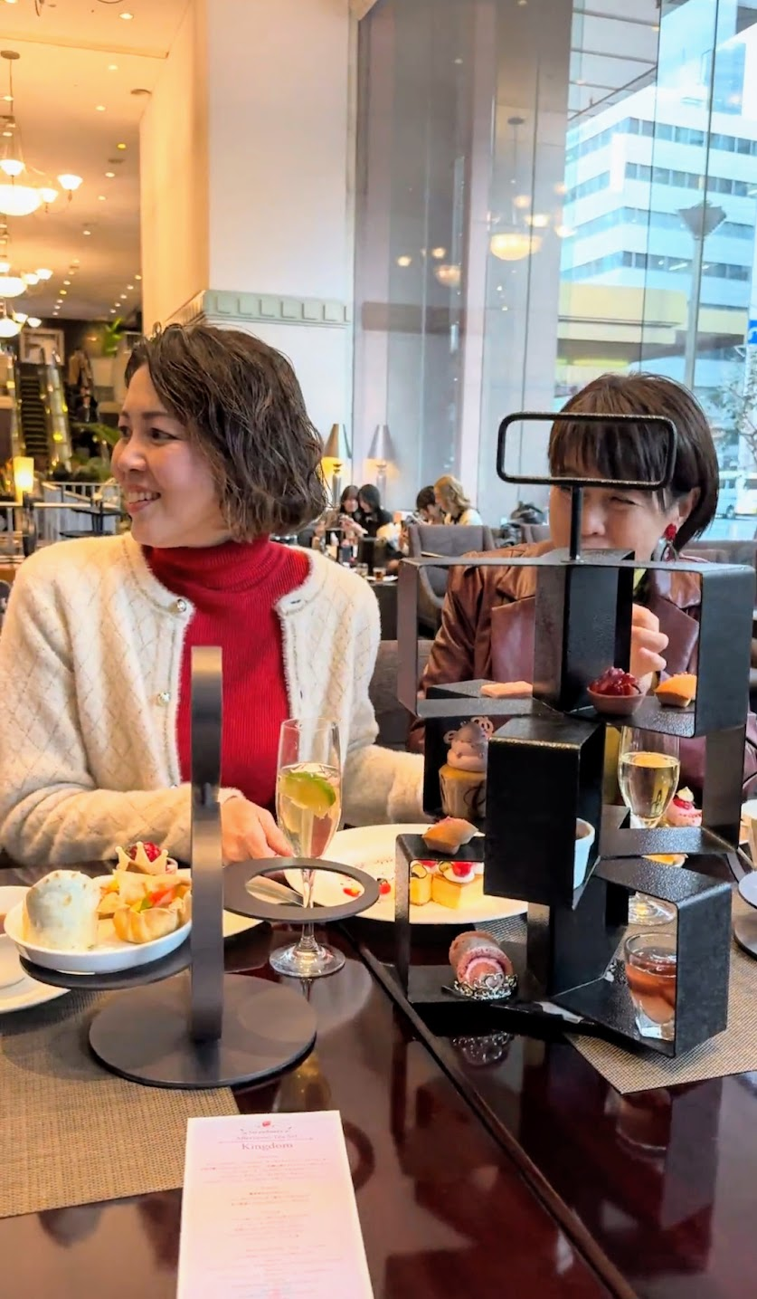 黒のスタンドにスイーツが映えます