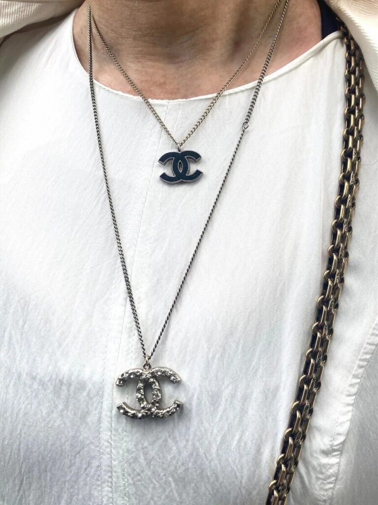 「大好きな『CHANEL』もコーデに合わせてモノトーンをチョイス。重ね付けすることで華やかさを出しました」