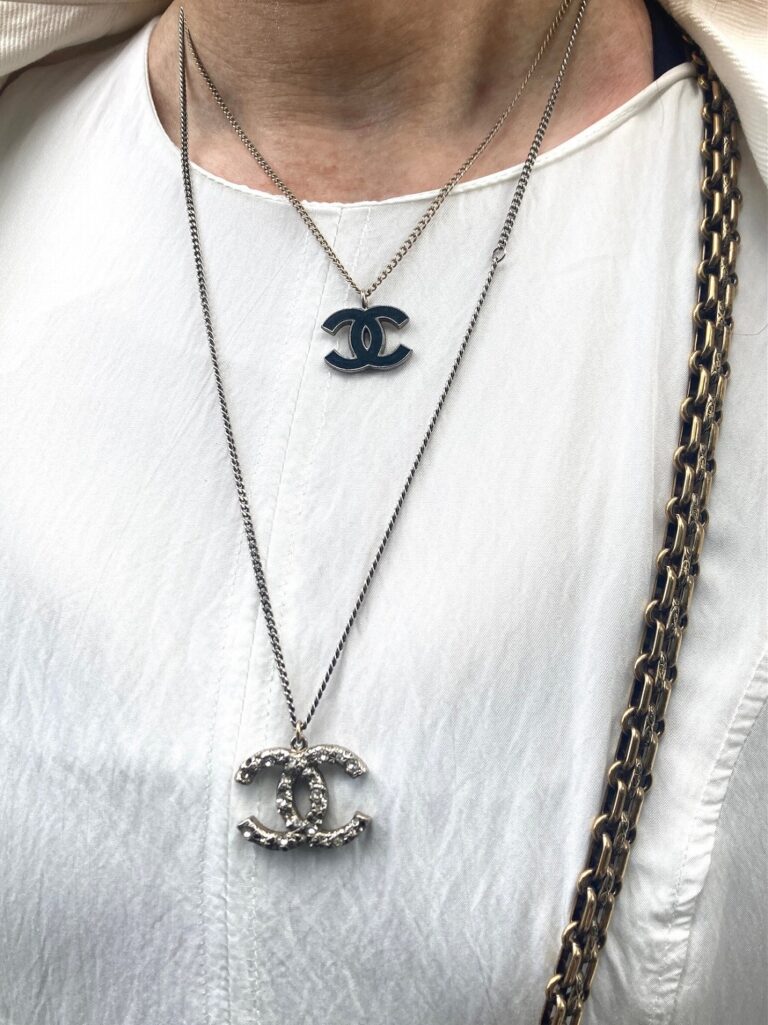 『CHANEL』のペンダントを重ね付けして華やかに。