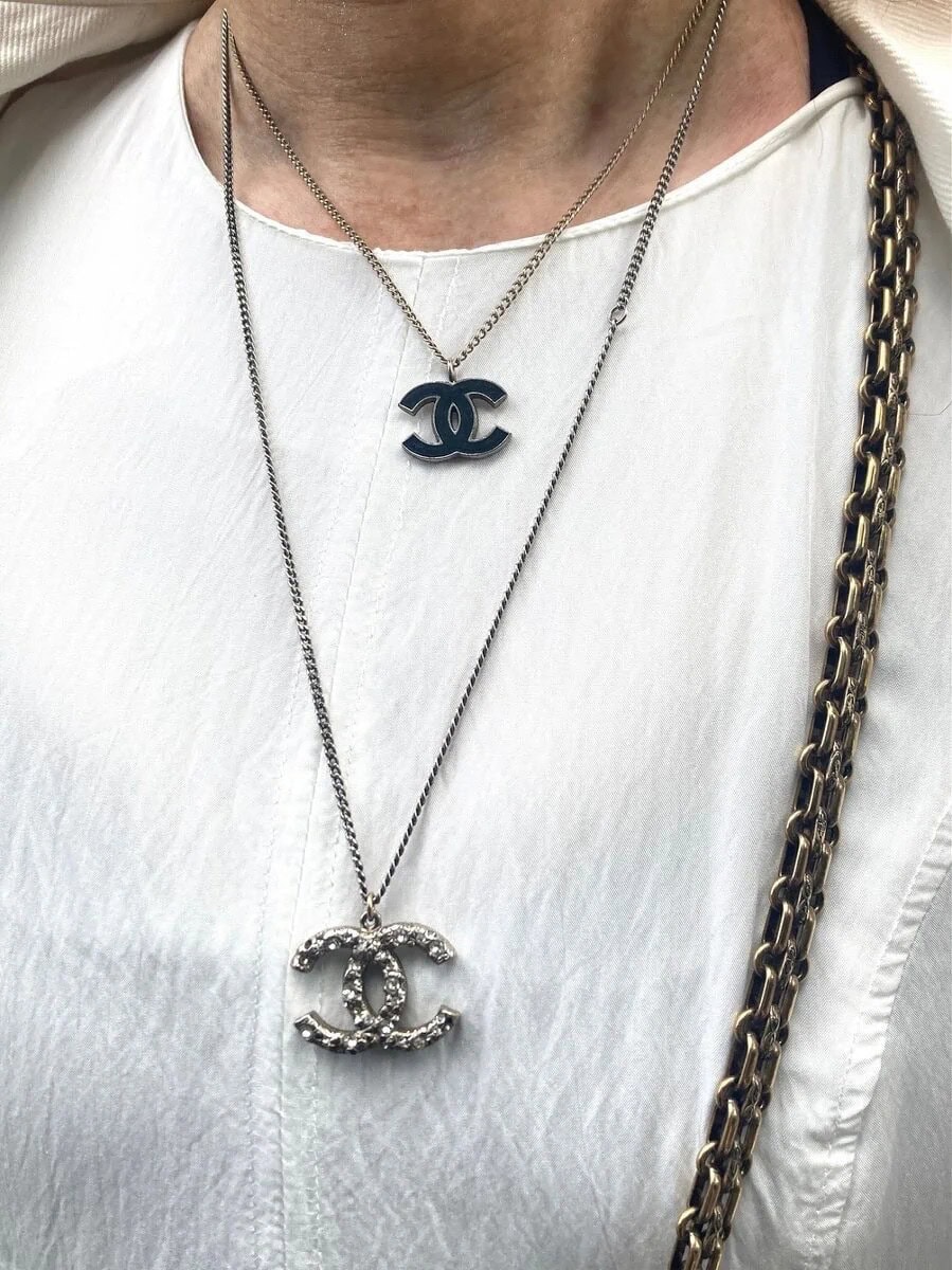 「大好きな『CHANEL』もコーデに合わせてモノトーンをチョイス。重ね付けすることで華やかさを出しました」