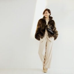 ブルゾン¥75,900／エイチ ビューティ＆ユース（エイチ ビューティ＆ユース）、シャツ¥88,000、パンツ¥77,000／ともにブラミンク（ブラミンク トーキョー）、ピアス¥52,700／トムウッド（トムウッド 青山店）、サングラス¥47,300／アイヴァン（アイヴァン 東京ギャラリー）、バッグ¥289,300、靴¥97,900／ともにトッズ（トッズ・ジャパン）、ソックス／上写真と同じ