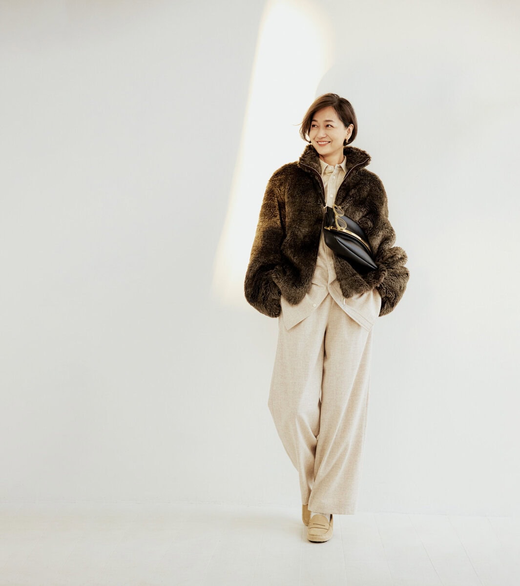 ブルゾン¥75,900/エイチ ビューティ&ユース(エイチ ビューティ&ユース)、シャツ¥88,000、パンツ¥77,000/ともにブラミンク(ブラミンク トーキョー)、ピアス¥52,700/トムウッド(トムウッド 青山店)、サングラス¥47,300/アイヴァン(アイヴァン 東京ギャラリー)、バッグ¥289,300、靴¥97,900/ともにトッズ(トッズ・ジャパン)、ソックス/上写真と同じ