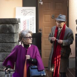 映画『TOKYOタクシー』よりすみれ（倍賞千恵子）と司法書士の阿部誠一郎（笹野高史）