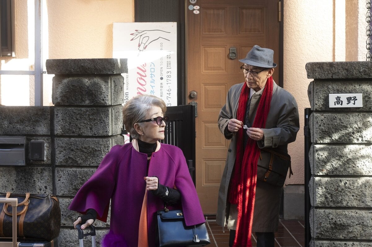 映画『TOKYOタクシー』よりすみれ（倍賞千恵子）と司法書士の阿部誠一郎（笹野高史）