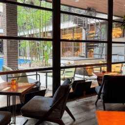 中庭を望む「オールデイダイニング コットン」店内